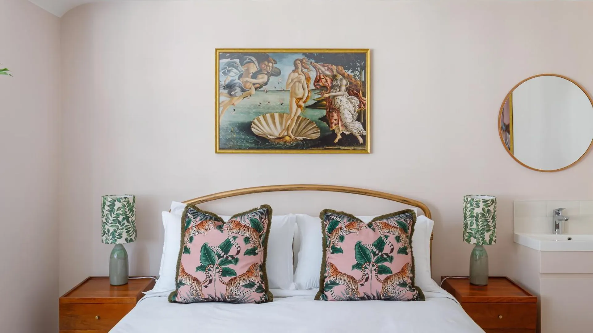 The Chic Coastal Retreat - 3Bd Apartment Brighton United Kingdom