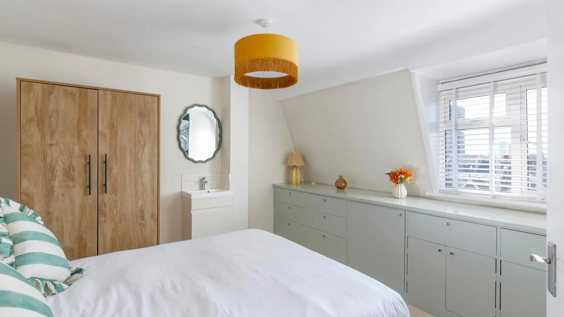 The Chic Coastal Retreat - 3Bd Apartment Brighton